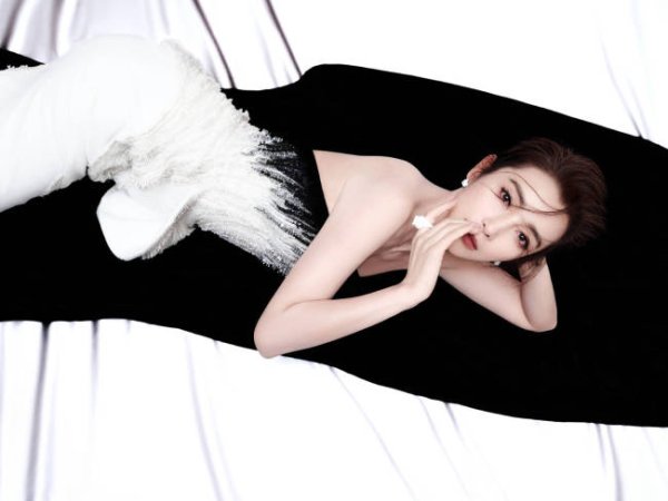 七星 李冰冰穿露背白裙美如天鹅 身姿婀娜高贵眼眸明亮