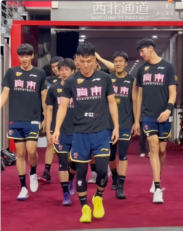 闪牛 悬念升级，曝广东男篮欲签广州小坦克，场均8+6，联手焦泊乔冲冠